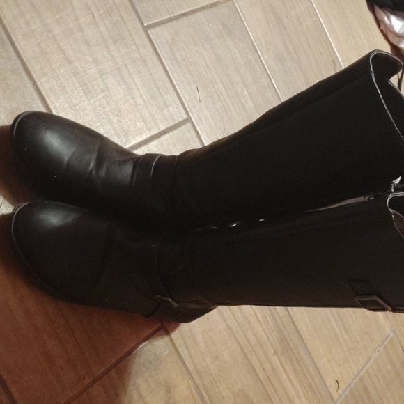 Calf high black boots - Picture 2 of 2
